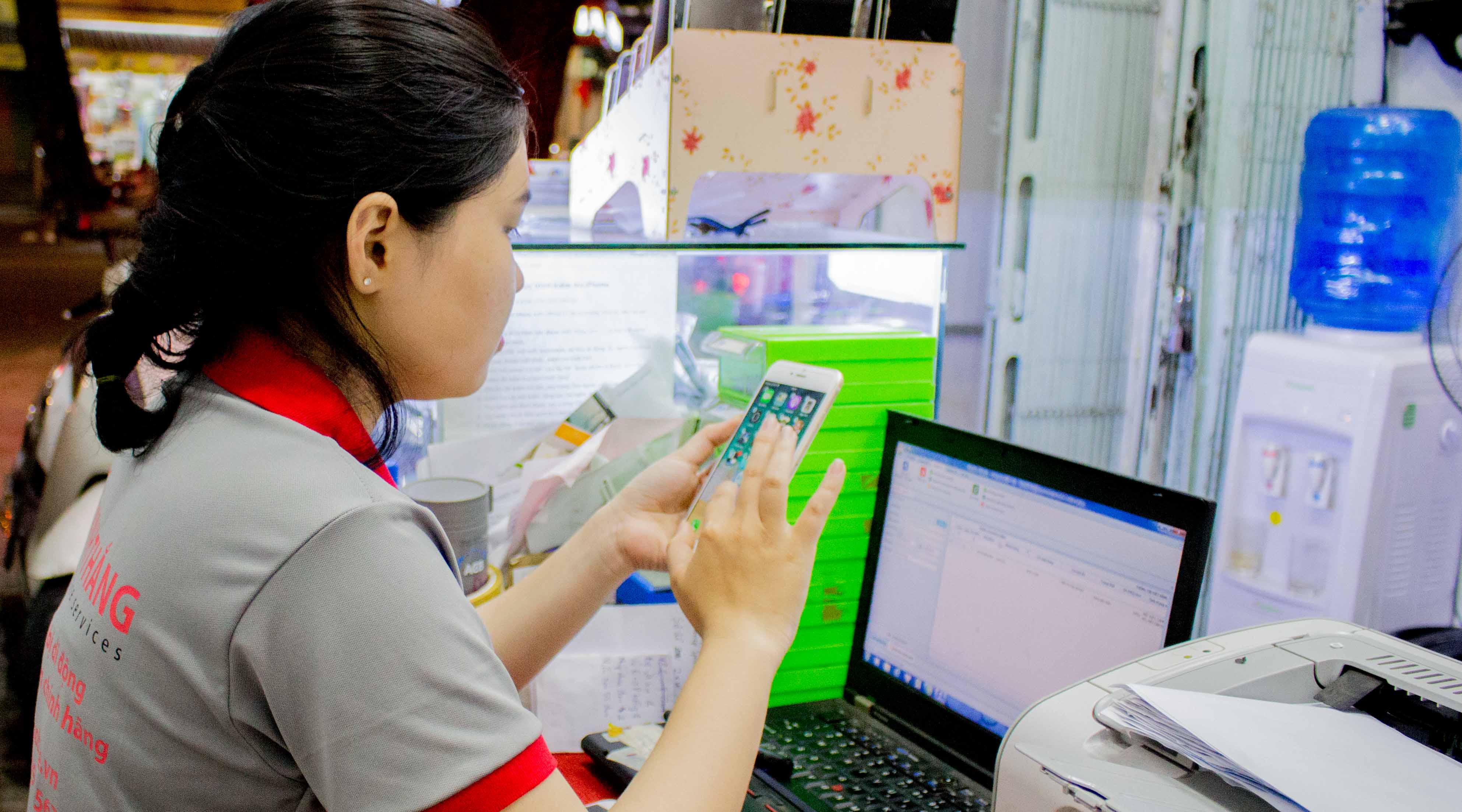 nhân viên test máy 2 Quy Trình Tiếp Nhận Máy
