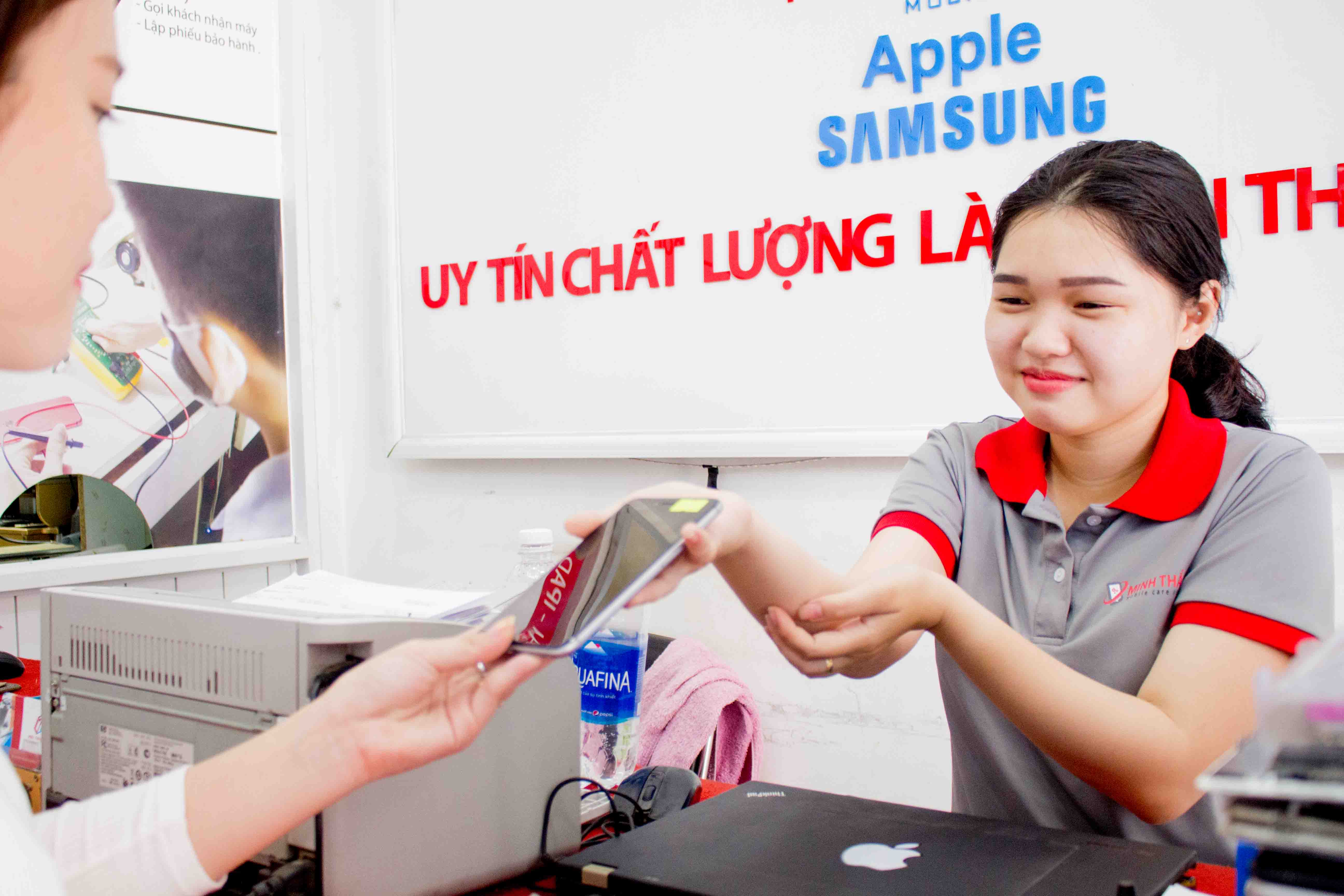 nhận viên nhận máy khách hàng Quy Trình Tiếp Nhận Máy
