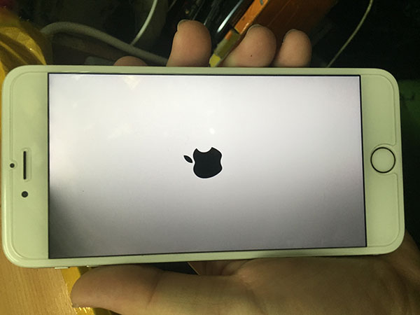 Lỗi iPhone 6S Plus tối nửa màn hình bên trái và bên phải 5 iphone 6s plus toi nua man hinh 1 Lỗi iPhone 6S Plus tối nửa màn hình bên trái và bên phải